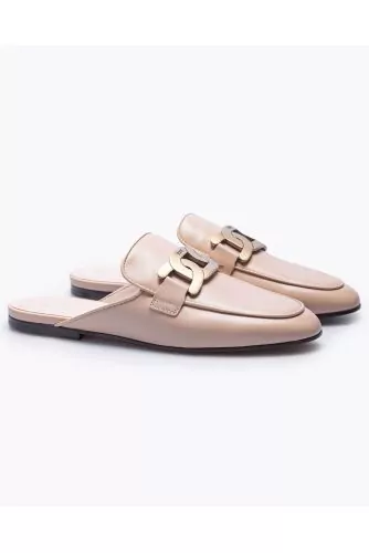 Closed toe leather mules with metal links
