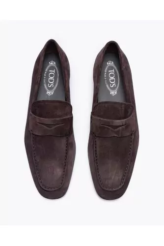 Mocassins en croûte de cuir avec patte et plateau surpiqué