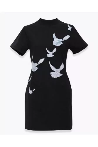 Robe T-shirt noir avec vol de colombes imprimées