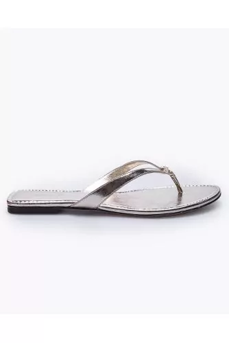 Leather flip-flops with small logo in the center