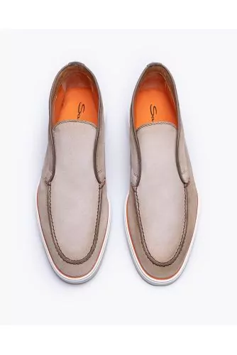 Mocassins en croûte de cuir avec empeigne lisse et plateau surpiqué