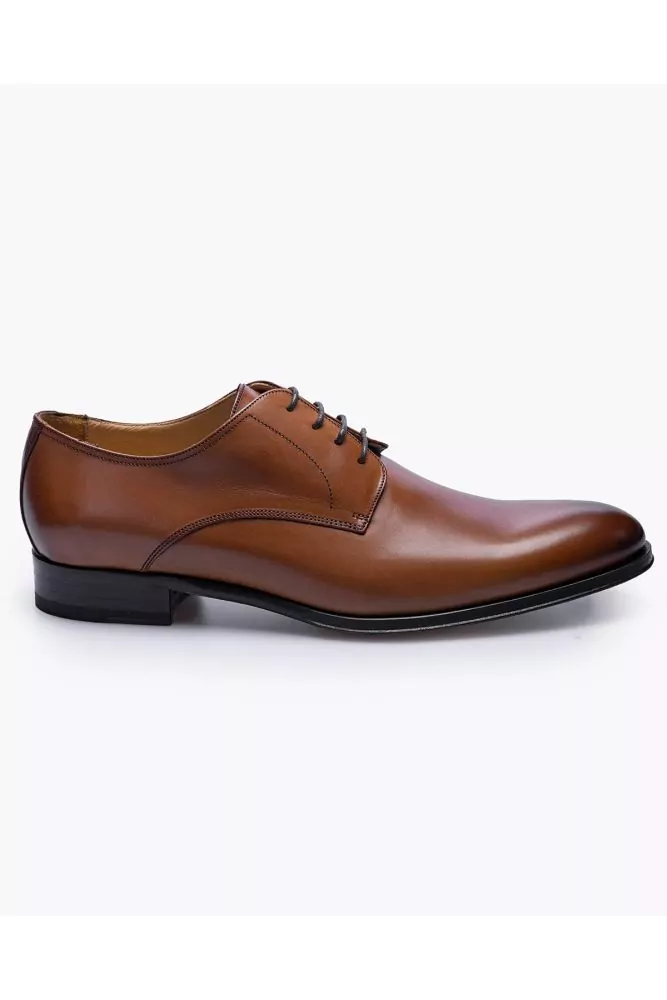 Leather derby shoes with shoelaces and smooth upper