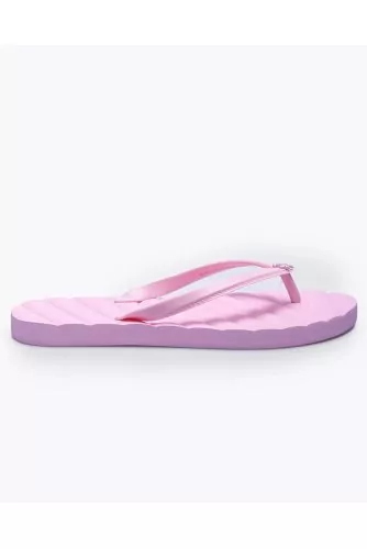 Padded rubber flip-flops with center logo