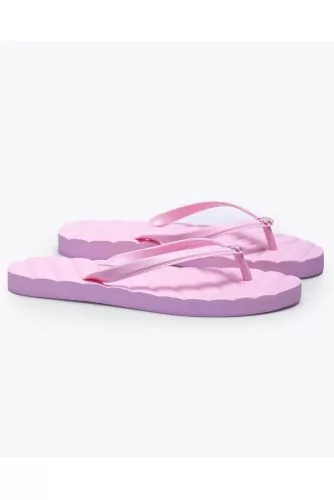 Padded rubber flip-flops with center logo