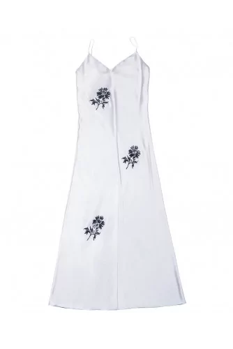 Robe nuisette en satin avec broderies florales