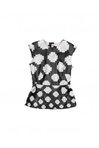 Top with small sleeves and Pixels print