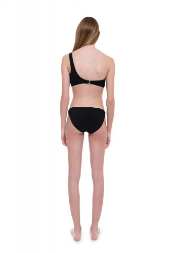 Bikini avec le haut asymétrique et décoré du logo