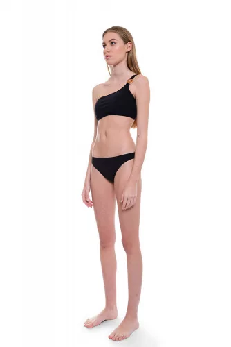 Bikini avec le haut asymétrique et décoré du logo