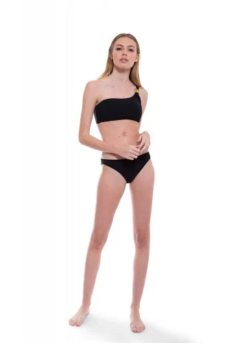 Bikini avec le haut asymétrique et décoré du logo