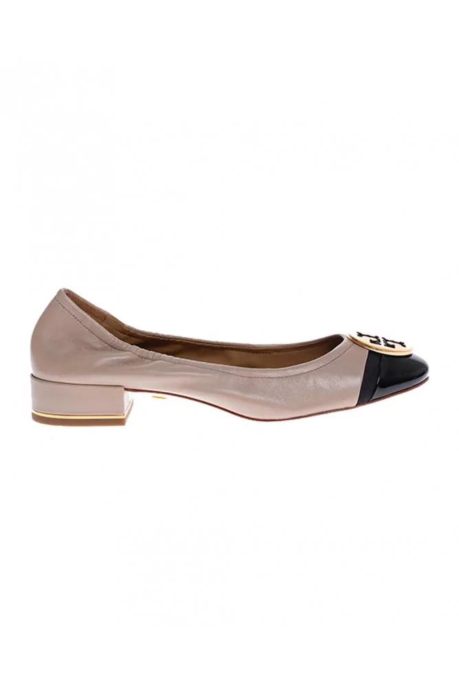 Minnie Cap-Toe Ballet of Tory Burch - Beiges ballerinas with black toe cap  and metal piece for women
