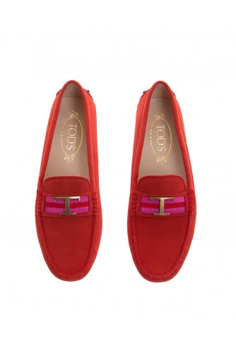 Mocassin Tod's "T Piatta" rouge patte bicolore et "T" en doré brossé