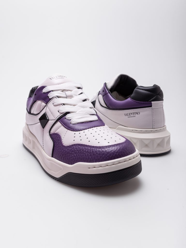 Quelles sont les baskets de l'été Valentino Garavani modèle One stud coloris violet et blanc 