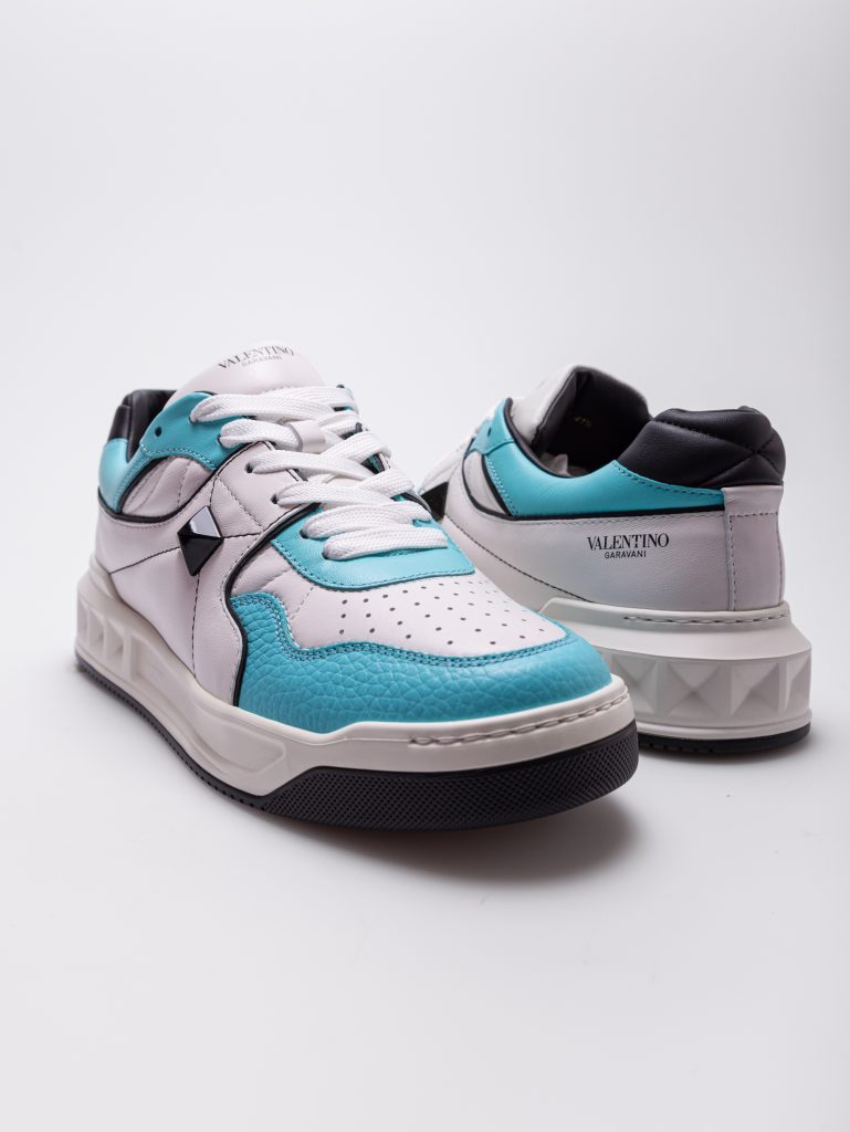 Quelles sont les baskets de l'été, de Valentino Garavani modèle One Stud en coloris bleu et blanc
