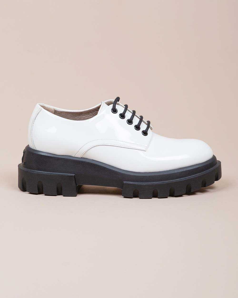 Derby en cuir vernis avec semelle épaisse