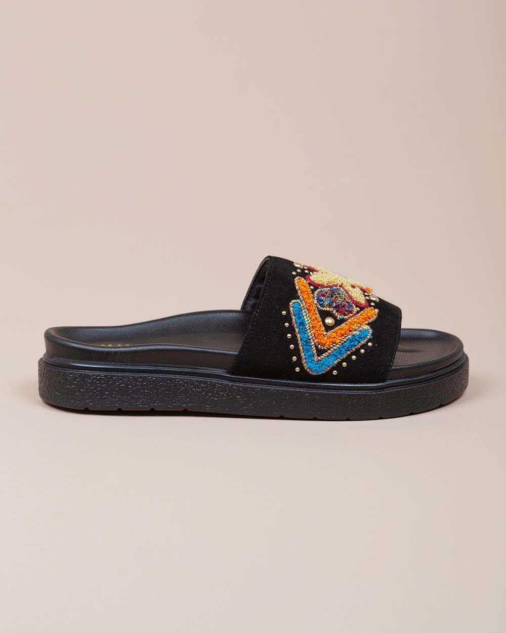 Mules en suede avec broderie et motif africain